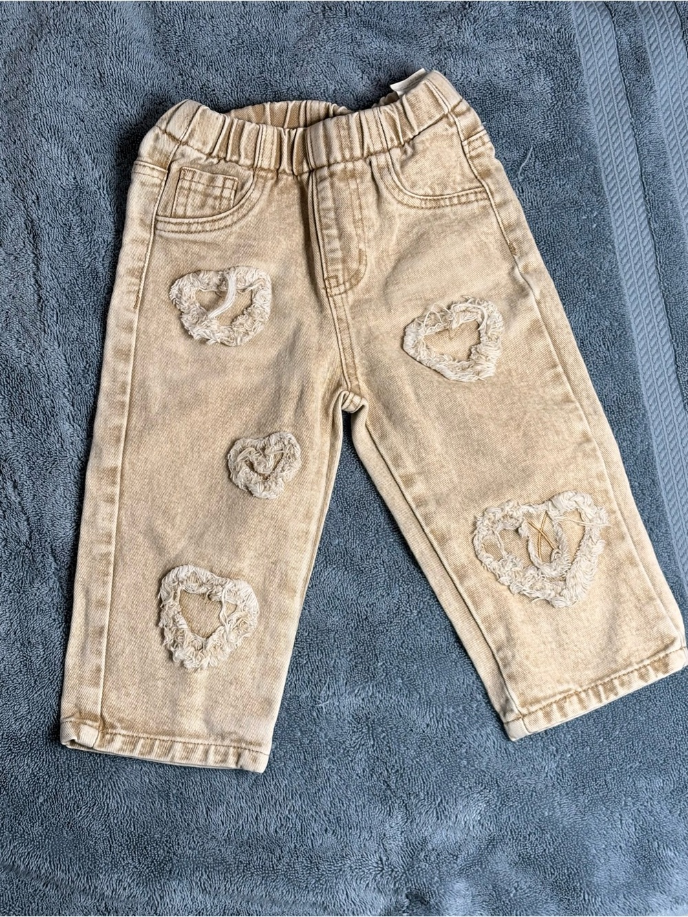 SHEIN Beige Heart Patch Kids Jeans